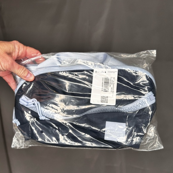 🍋 NWT Lululemon All Day Essentials Belt Bag 2.5L in True Navy/Blue Linen - Picture 5 of 8